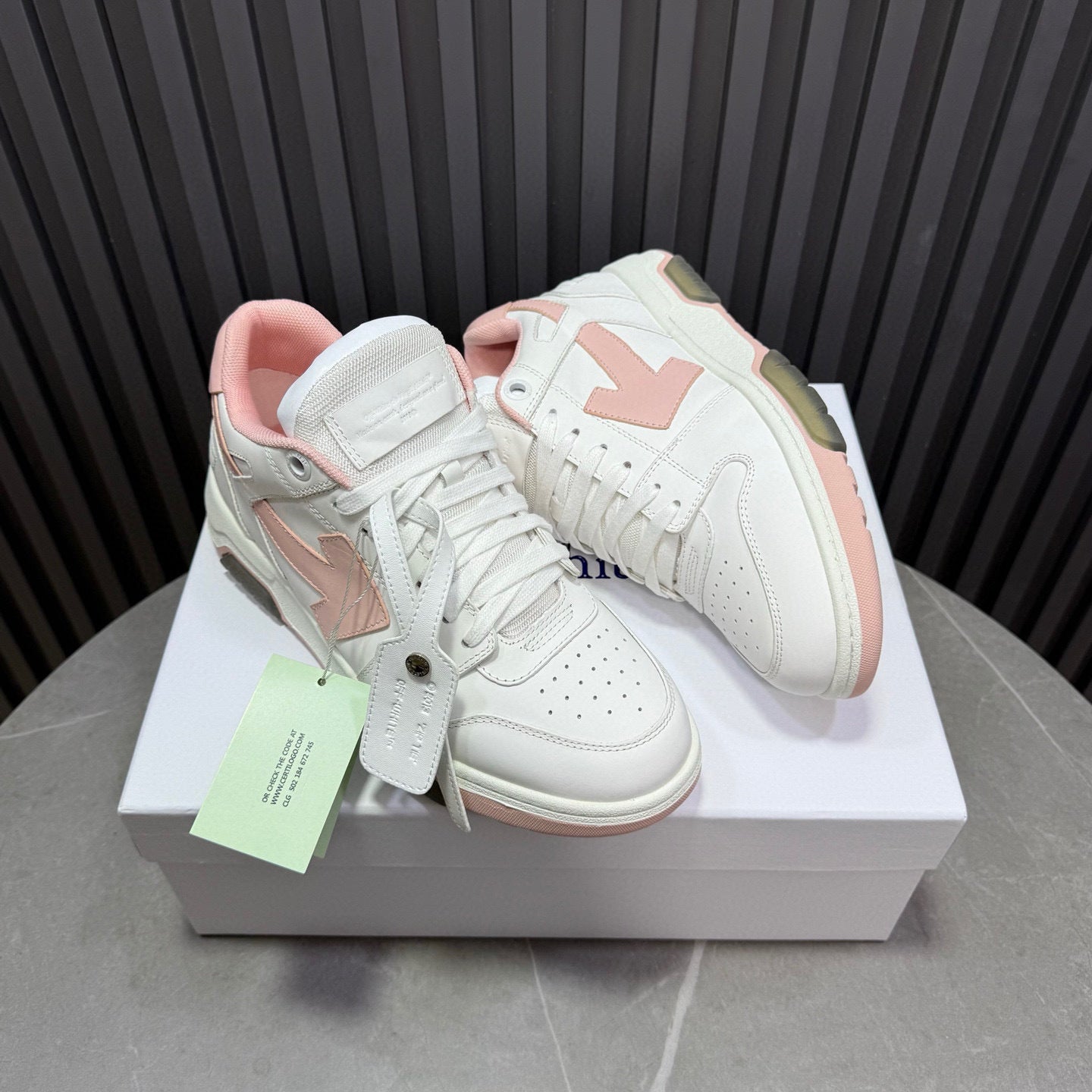 Tênis Off-White Out of Office