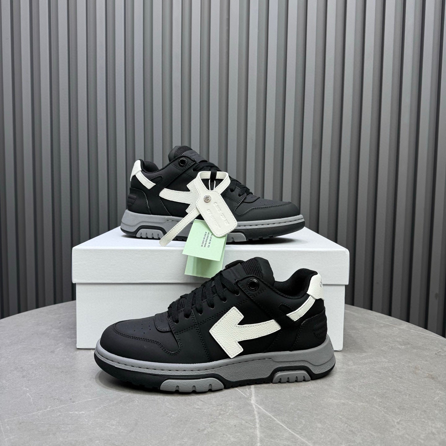 Tênis Off-White Out of Office de Couro