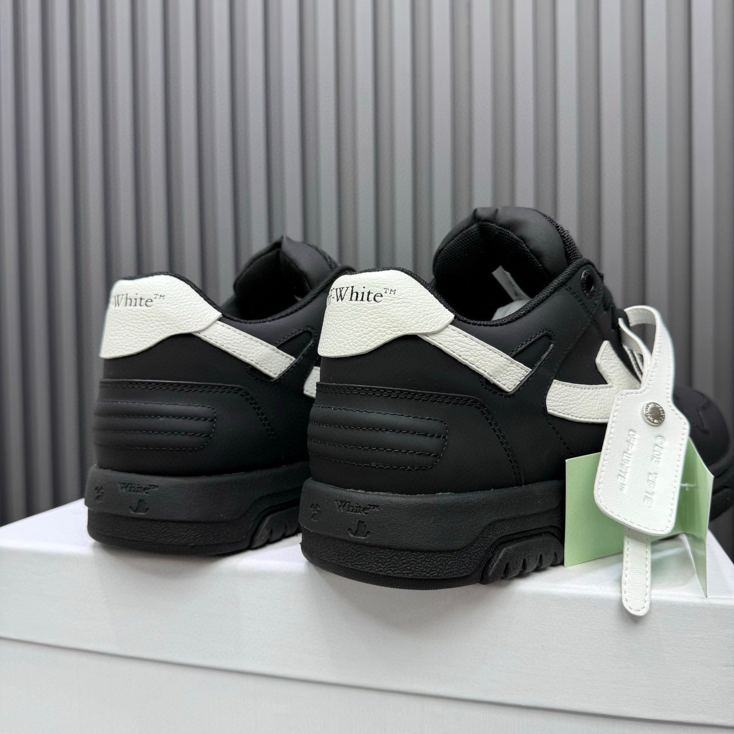 Tênis Off-White Out of Office