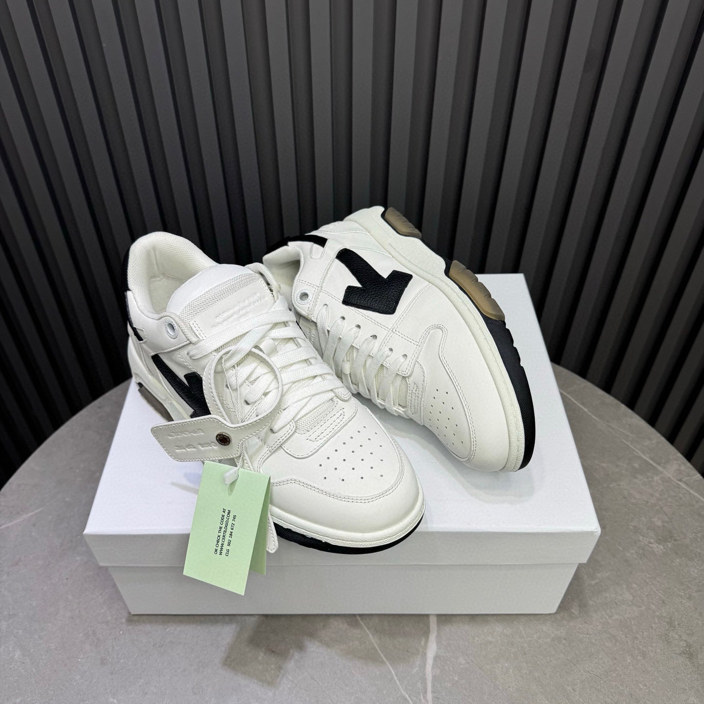 Tênis Off-White Out of Office