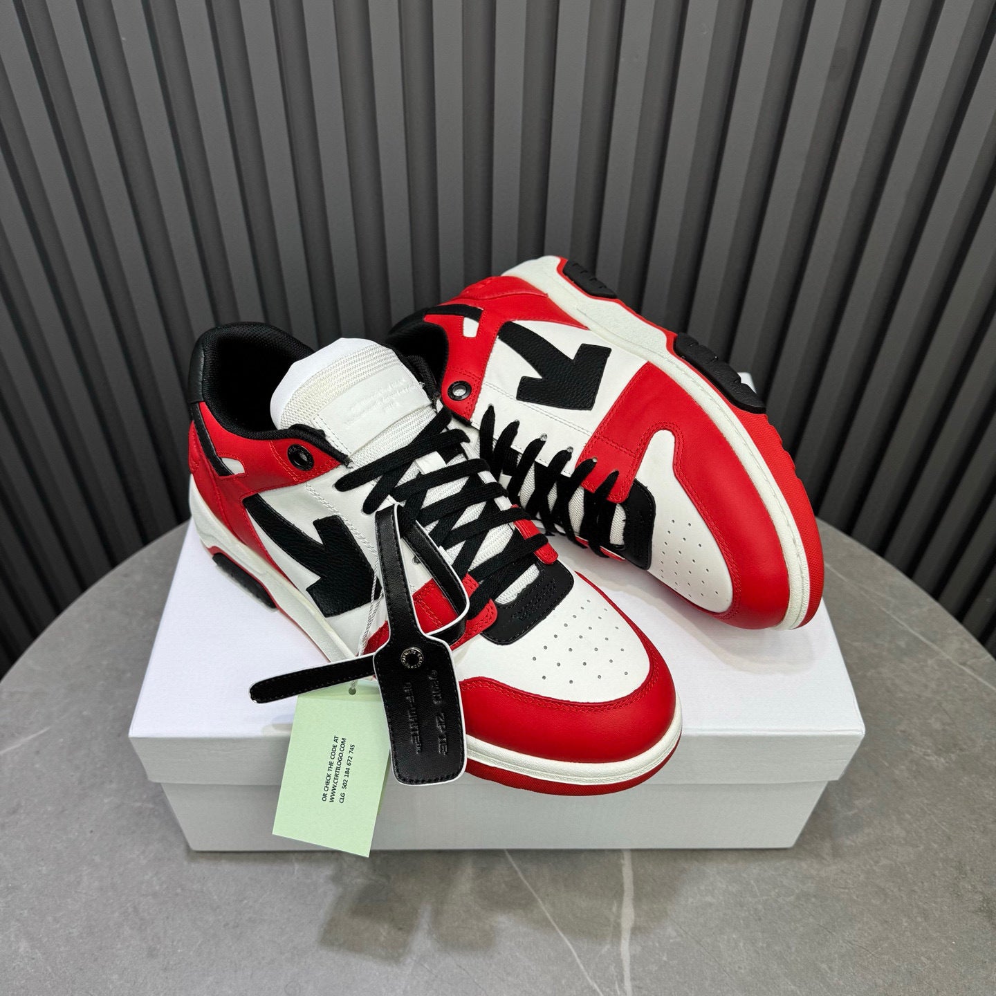 Tênis Off-White Out of Office