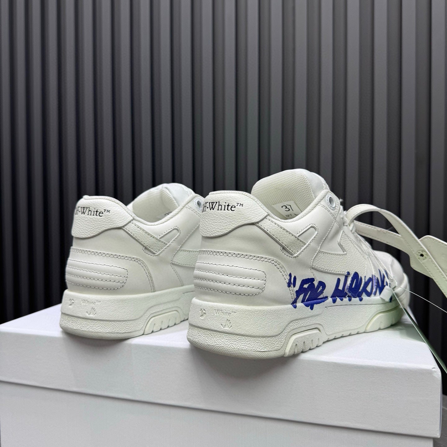 Tênis Off-White Out of Office For Walking