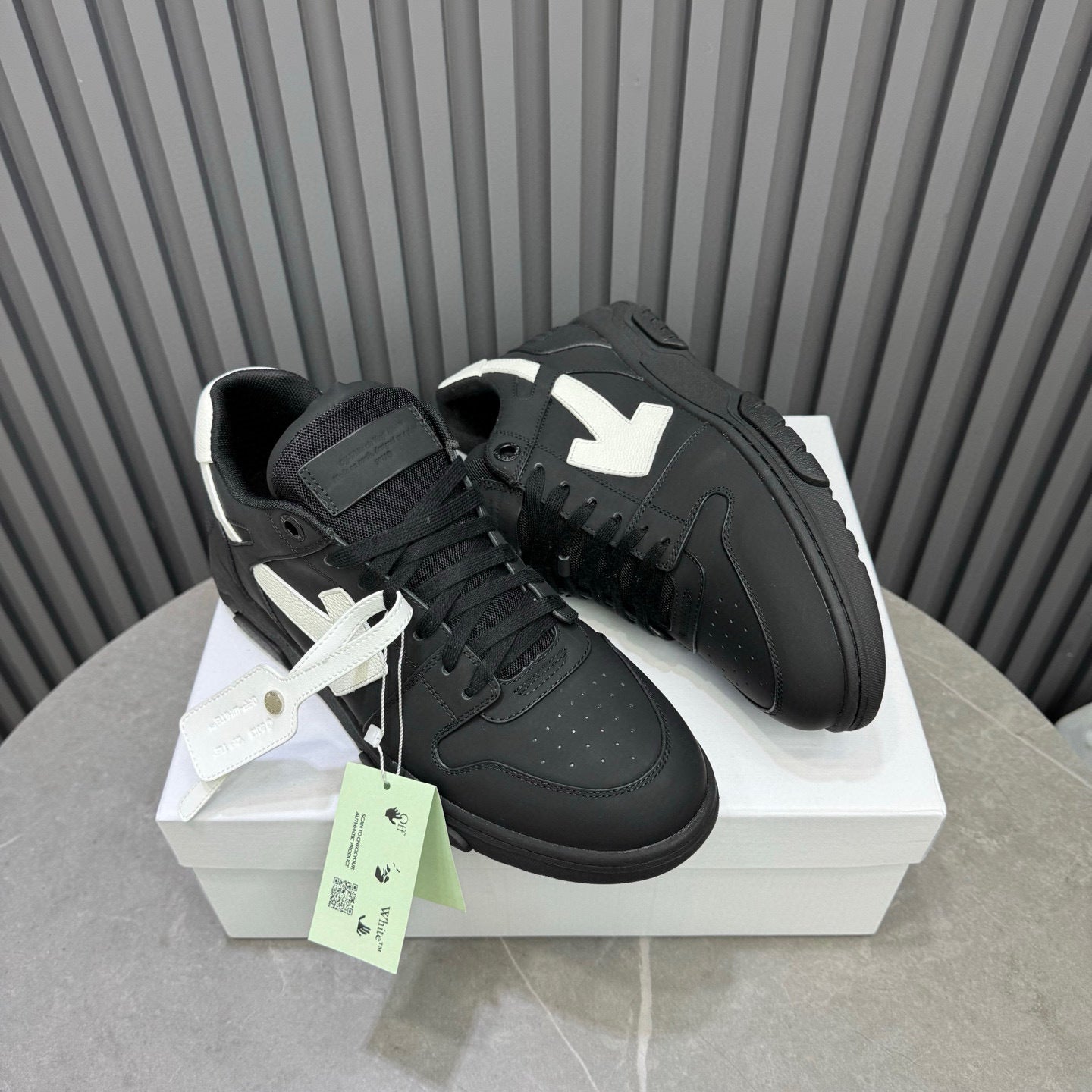 Tênis Off-White Out of Office